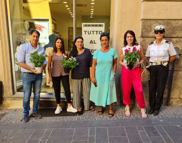 Gli assessori Fabio Nobili e Chiara Mestichelli ricomprano le piante rubate ad alcuni commercianti di via Roma