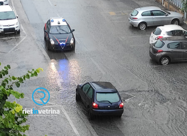 Maltempo, in via Paolessi auto rimane bloccata. Traffico a rilento