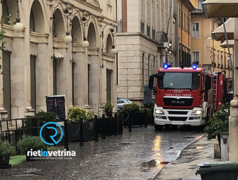 Fulmine colpisce il Teatro Vespasiano. Intervengono i Vigili del Fuoco