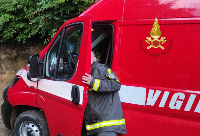 Vigili del Fuoco soccorrono famiglia bloccata alle Gole del Farfa causa maltempo