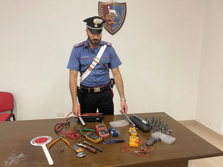 Carabinieri arrestano e denunciano rumeno per ricettazione insieme a tre connazionali