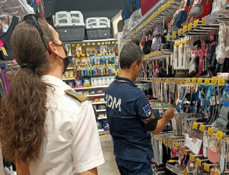 Ufficio Dogane e Polizia Locale di Rieti sequestrano abbigliamento non conforme. Denunciato titolare del negozio