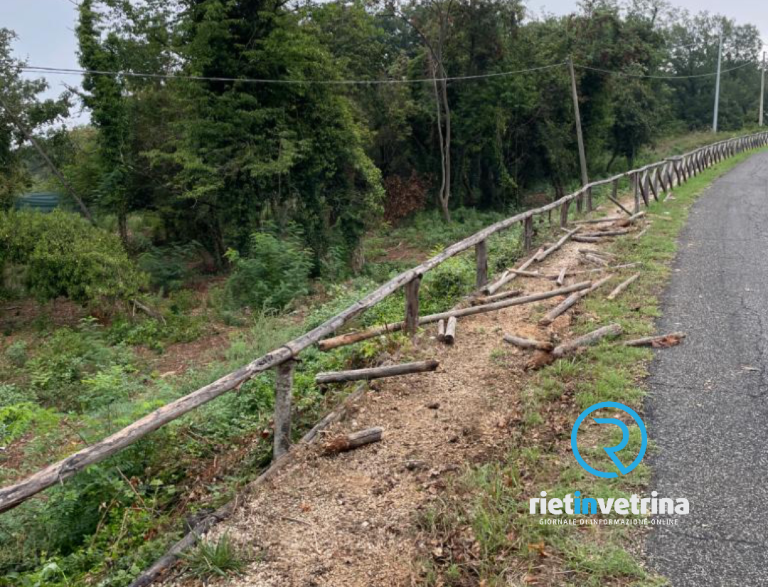Rottura staccionata via Foresta provocata da un incidente stradale