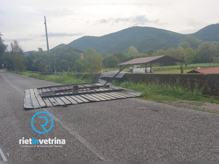 Copertura in lamiera di un capannone si stacca e vola sulla strada Reopasto