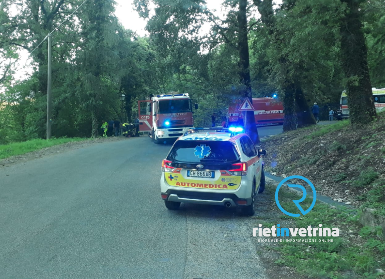 Auto esce di strada e finisce nella scarpata altezza Santuario di Greccio
