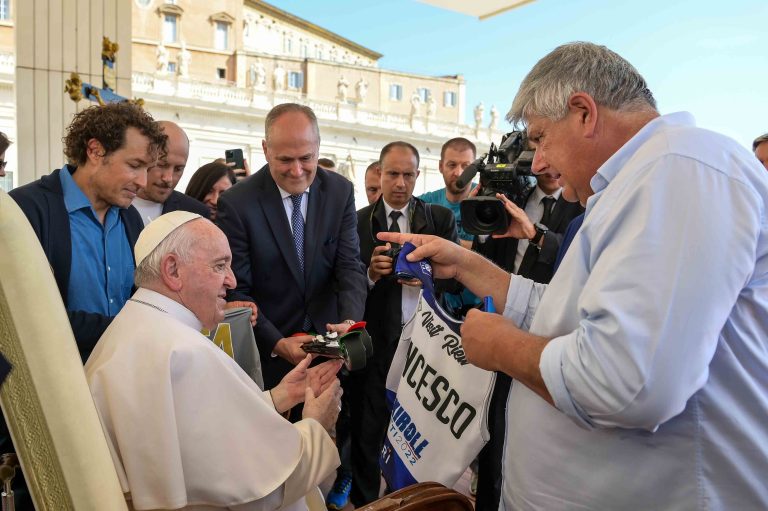 Papa Francesco benedice la Coppa del Mondo Skiroll e saluta la delegazione di Rieti – LE FOTO