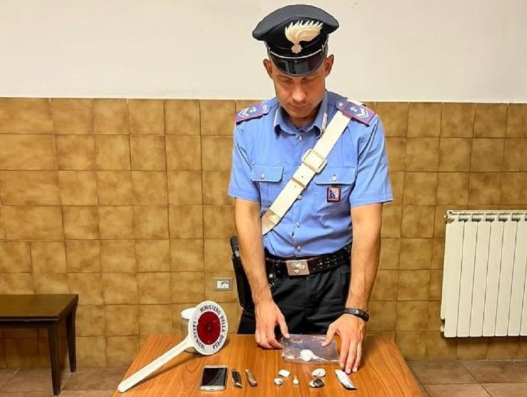 Carabinieri arrestano 25enne di Fara in Sabina per spaccio di cocaina e hashish