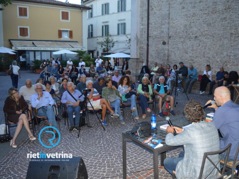 Diego Fusaro riempie piazza San Rufo per il “Festival delle Arti e delle Musiche”