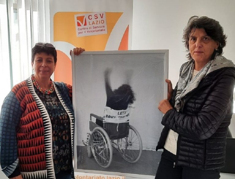 L'”Associazione Mauro Giuliani. Per non sentirsi soli” dona al CSV Rieti stampa dell’artista Renate Bertlmann