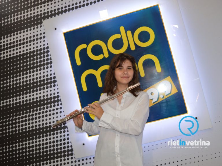 Elena regala il suo flauto traverso alla scuola per invogliare ad intraprendere la musica