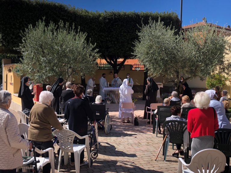 A Santa Lucia nuova area per il culto all’aperto con travertino di Assisi