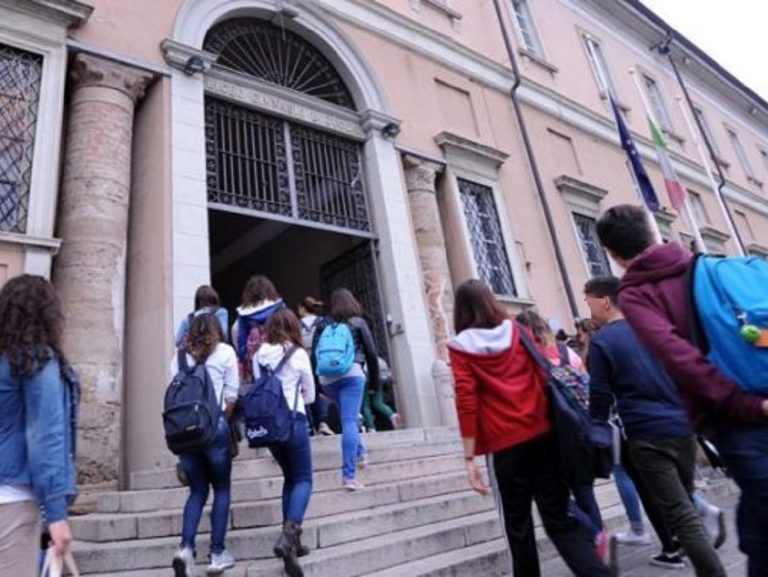 Il 12 settembre si torna in classe: “Che gli studenti tornino a vivere la scuola con serenità”