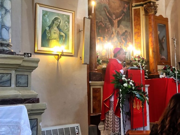 Il vescovo Domenico Pompili a Pescorocchiano per le Cresime di undici adolescenti