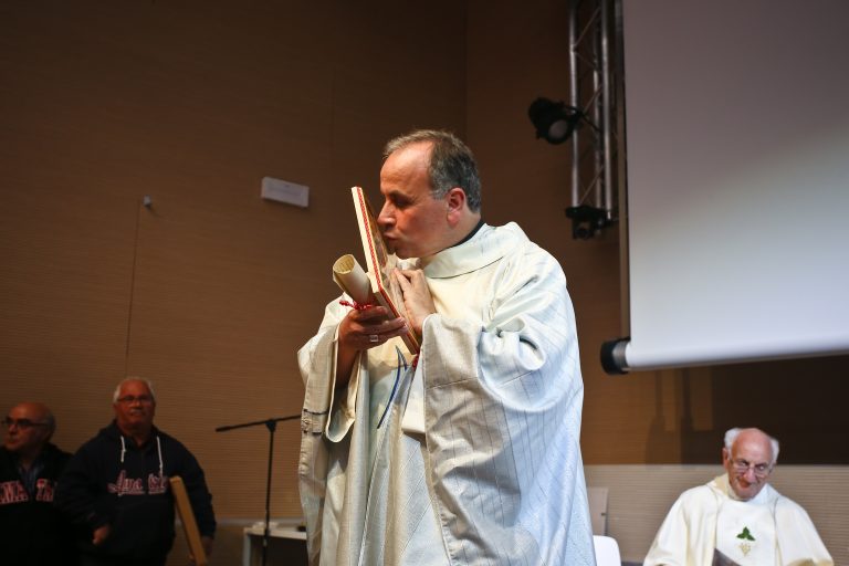 L’addio commosso di Amatrice al vescovo Pompili. “Andremo avanti portandola sempre nel cuore”