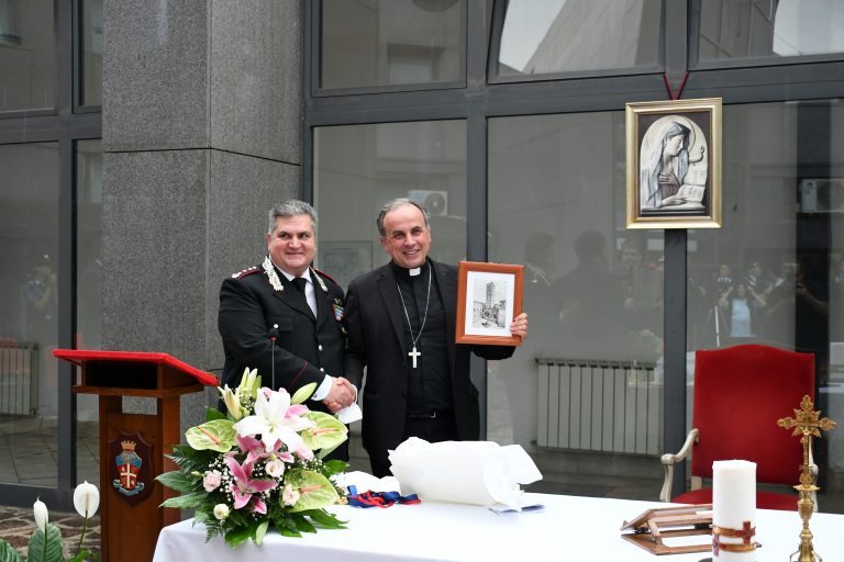 Il vescovo di Rieti, Domenico Pompili, saluta i Carabinieri della provincia