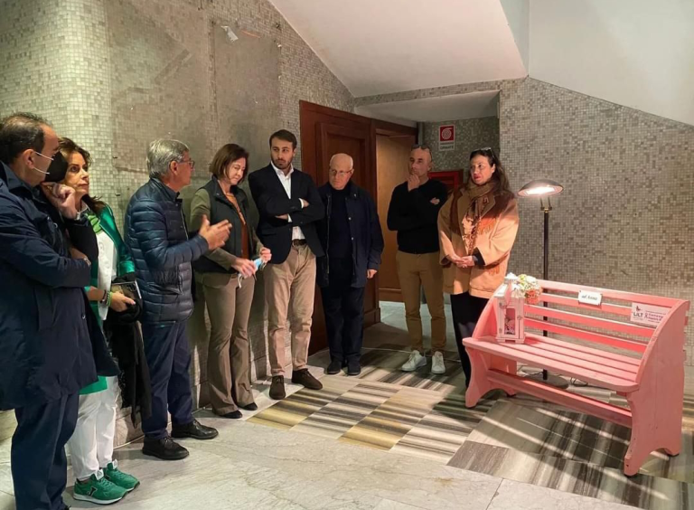 Per l’Ottobre Rosa 2022 installata una panchina rosa al piano terra del Palazzo comunale