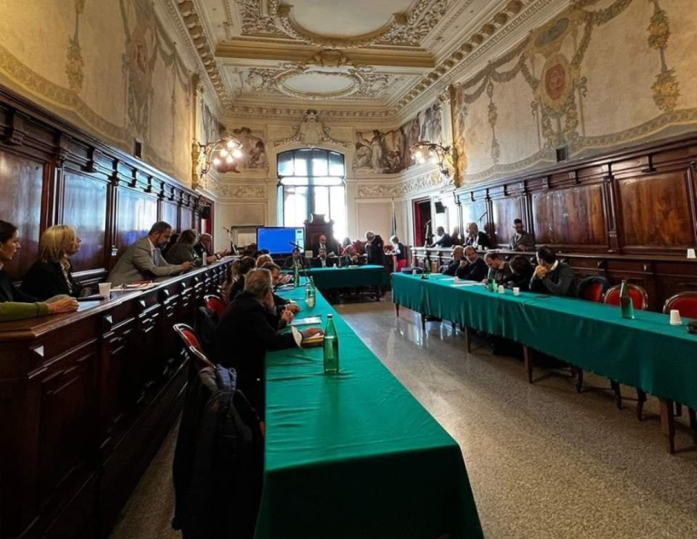 Lavoratori Reset accolti in Consiglio comunale. Approvato ordine del giorno