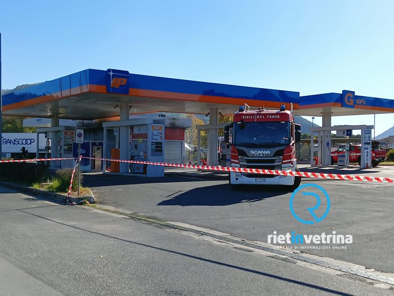 Distributore via Nenni, in fiamme il bar