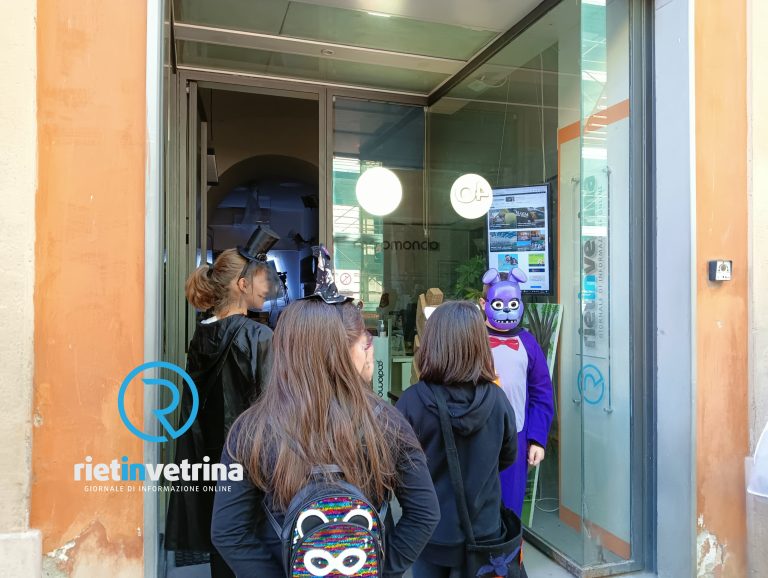 Halloween, nella redazione di Rietinvetrina e Radiomondo caramelle per i bimbi mascherati