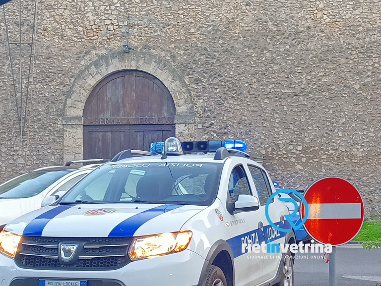 Auto crea panico in piazza Marconi