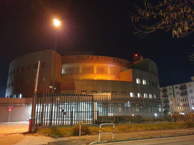 La Caserma Carabinieri di Rieti si colora di arancione per dire no alla violenza sulle donne