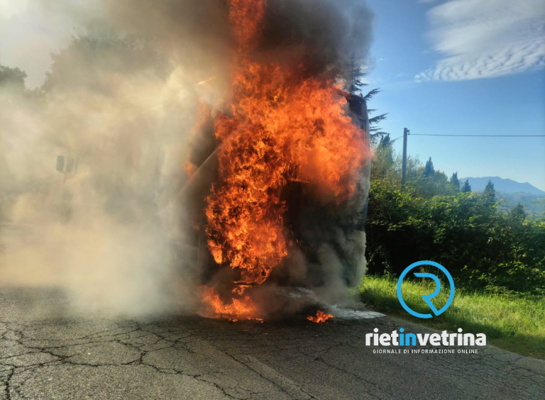 Pullman Cotral in fiamme a Colonnetta di Torricella in Sabina