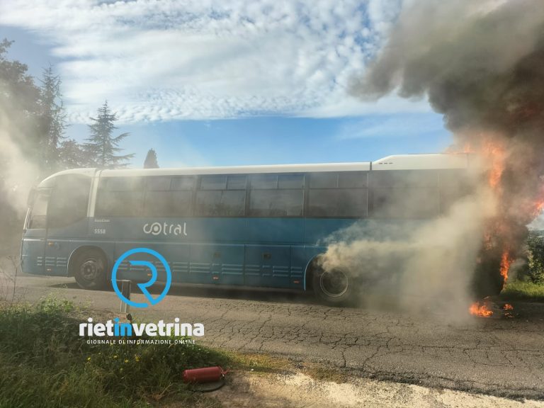 ► VIDEO – Le fiamme “mangiano” il pullman Cotral a Colonnetta di Torricella in Sabina