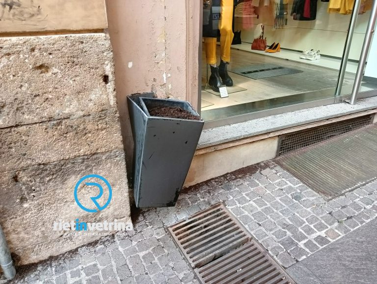 Nuovo atto vandalico, fioriere divelte in via Roma