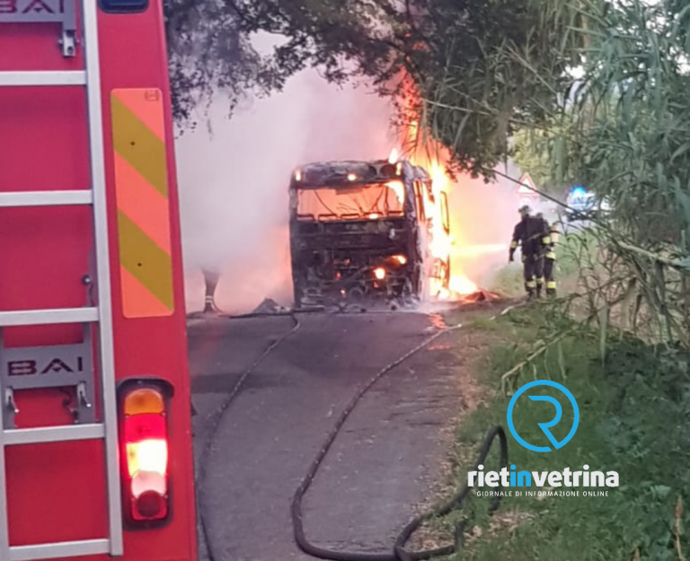 Pullman Cotral in fiamme a Casperia