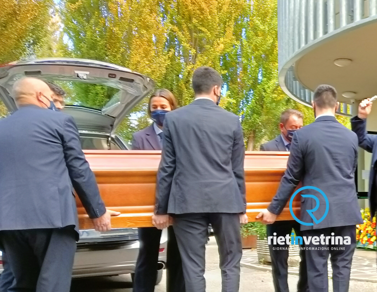Lacrime e applausi per l’ultimo saluto ad Alberto Lenti