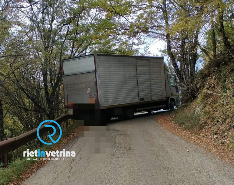 Camion rimane incastrato sulla via Tancia