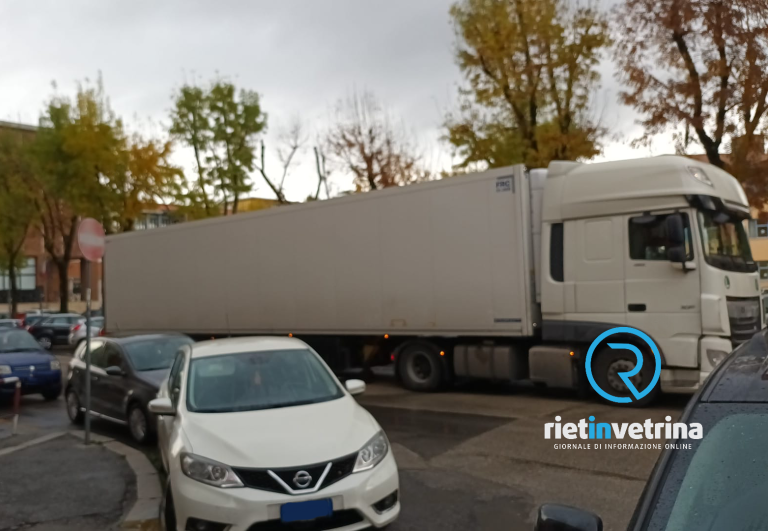 Autoarticolato rimane incastrato in piazza Bachelet a Rieti