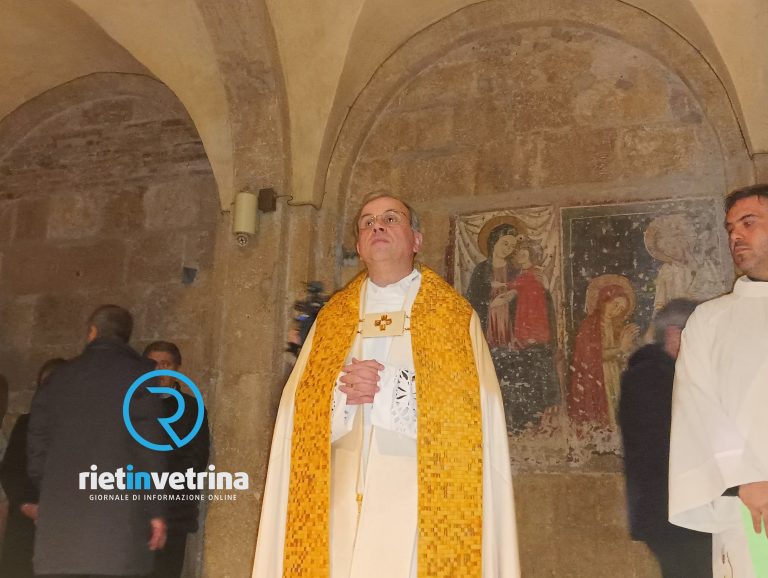 Dopo la nomina del nuovo Vescovo di Rieti Domenico Pompili prega nella cripta della Cattedrale