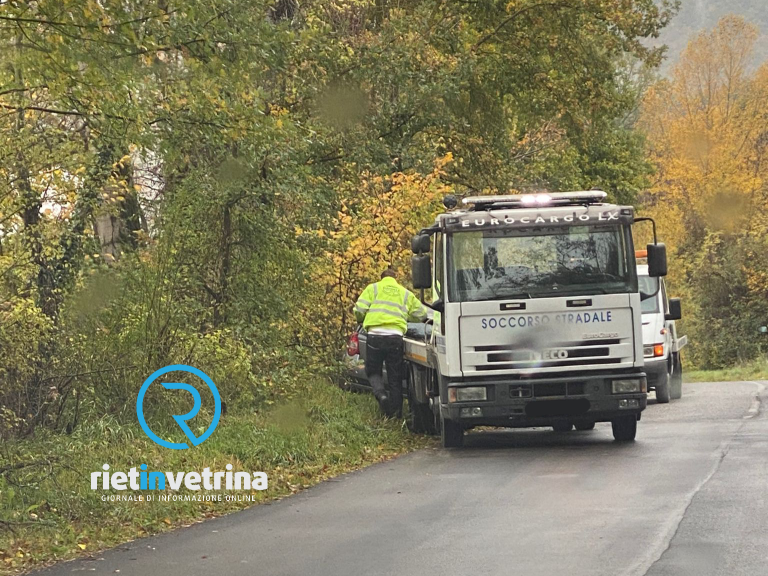 Auto finisce fuori strada a Piani San Filippo