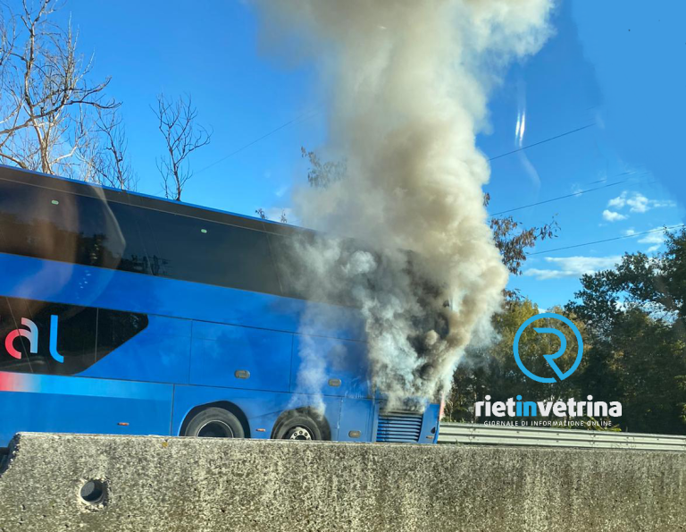 Pullman Cotral in fiamme sulla bretella direzione Fiano Romano