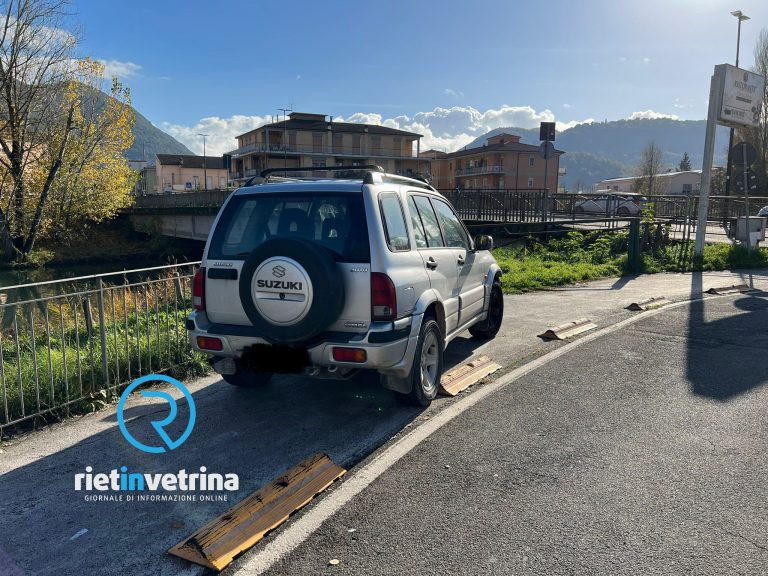SEI TU IL REPORTER – “Auto lasciata in area pedonale e le persone costrette a camminare in strada “