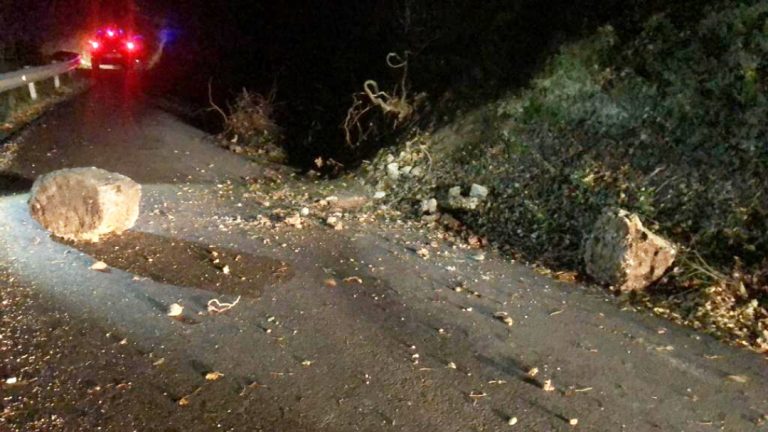 Sant’Elia, chiuso tratto di strada per caduta massi