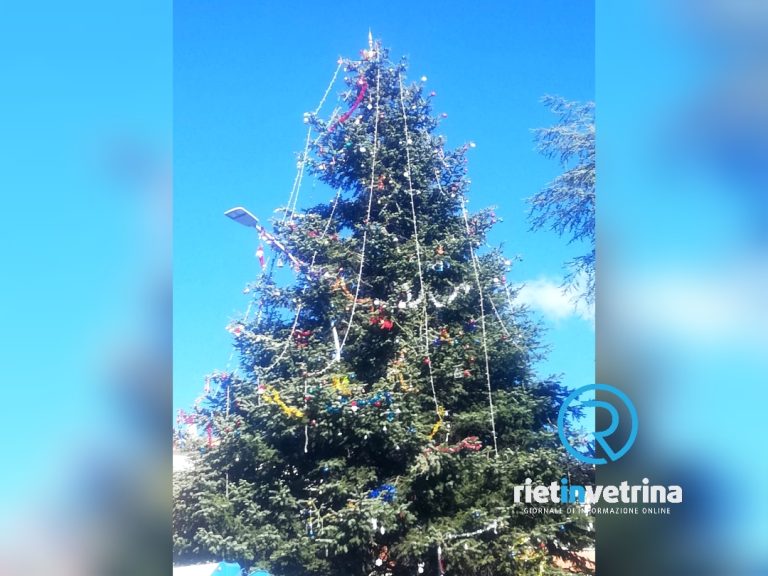 Addobbato per il Natale l’albero della Chiesa di Villa Reatina
