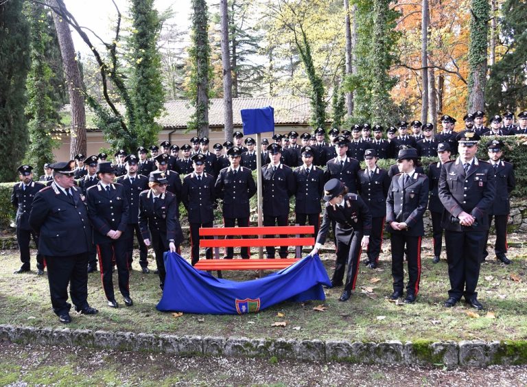 Carabinieri Forestali di Cittaducale inaugurano una Panchina Rossa
