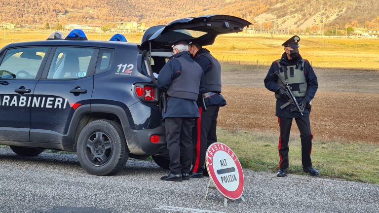 Avevano armi da taglio, deferite dai Carabinieri. Terza persona fermata per aver ferito l’avventore di un bar