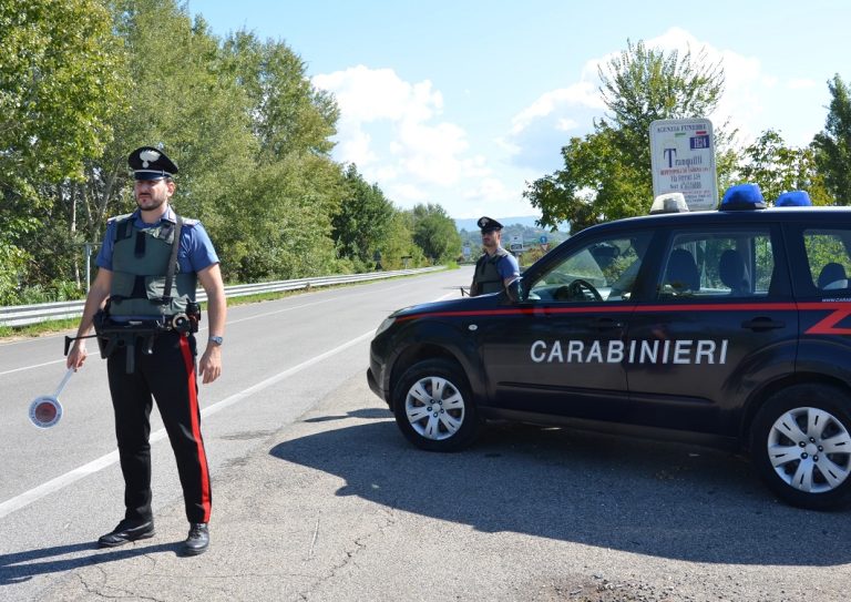 Se ne va in giro con una mannaia. Denunciato dai Carabinieri