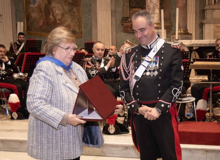 Santa Barbara 2022, Cristina Olini premia la Fanfara Allievi Carabinieri di Roma diretta dal M° Danilo Di Silvestro