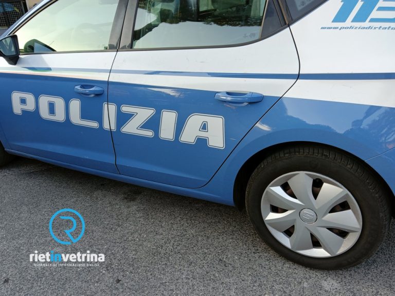 Uomo di colore vaga con un machete in via Torretta
