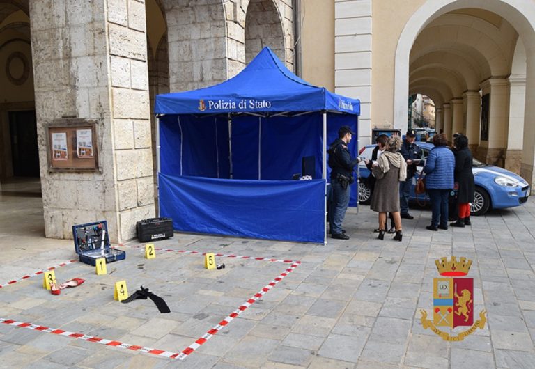 Stop violenza sulle donne, la Polizia in piazza del Comune a Rieti per sensibilizzare la cittadinanza