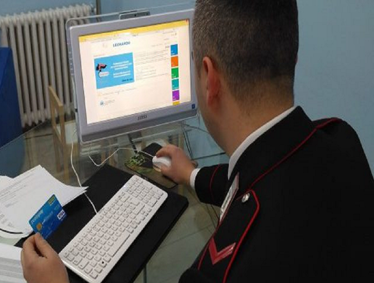 Usa le carte di credito rubate all’anziano che assiste, Carabinieri denunciano 50enne rumeno