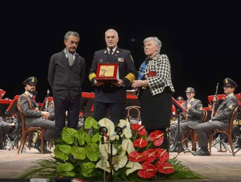 Santa Barbara, successo di pubblico per il concerto della Banda Vigili del Fuoco. Premio Nel Fuoco ai VVF ucraini