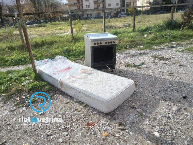 Ignoti abbandonano materasso e stufa in piazzale Mercatanti a Rieti