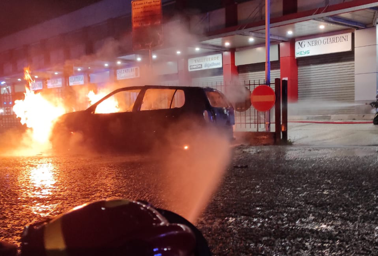 Auto in fiamme ad Osteria Nuova. Intervengono i VVF