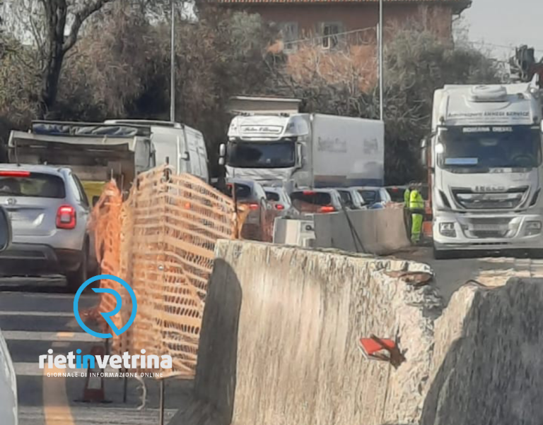 Lunghe code e proteste a Borgo Santa Maria. Traffico bloccato per i lavori