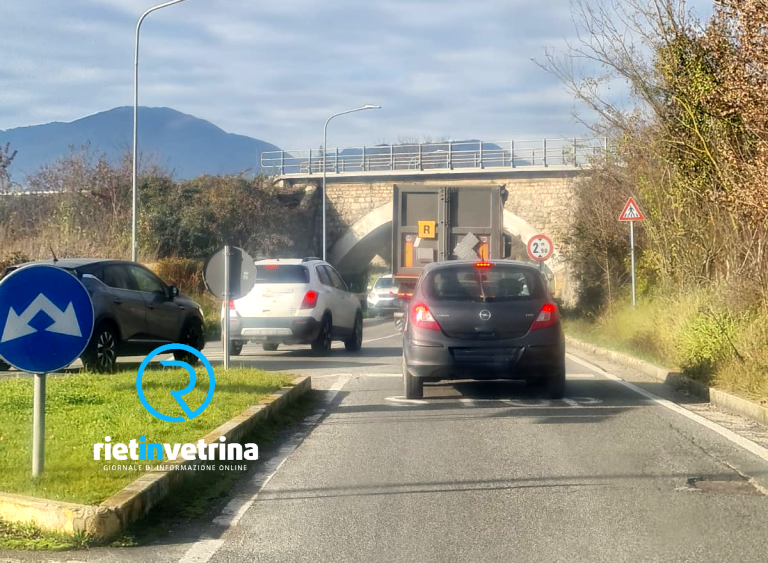 Camion rimane incastrato sotto il ponte di via Velinia. Traffico bloccato